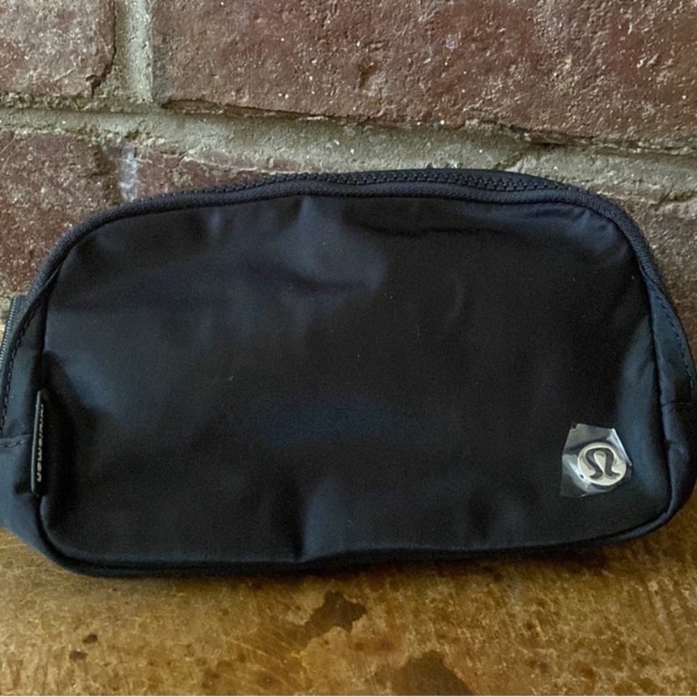 Black lululemon belt bag- fanny pack small